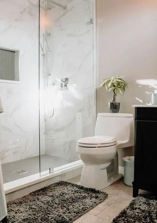 17 Simple Toilet Tank Decor Ideas You Can Recreate On a Budget