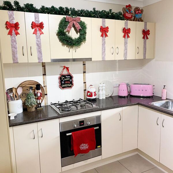 above kitchen cabinet christmas decor ideas