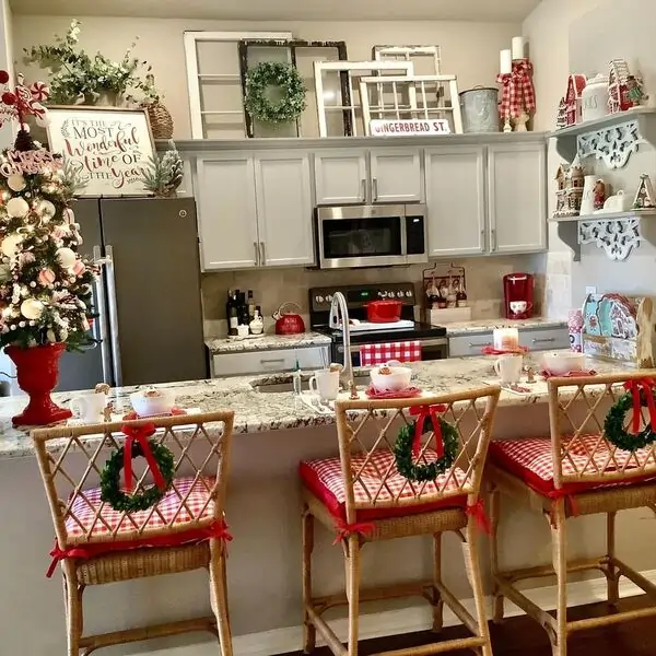 above kitchen cabinet christmas decor ideas