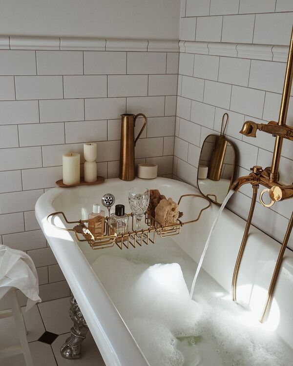 how to decorate a bathtub tray