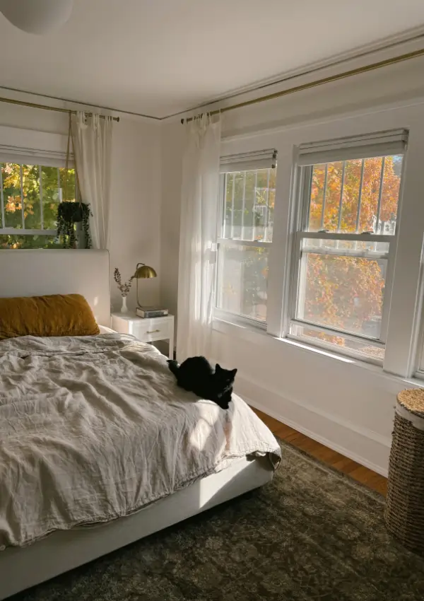 how to make a small bedroom look bigger     